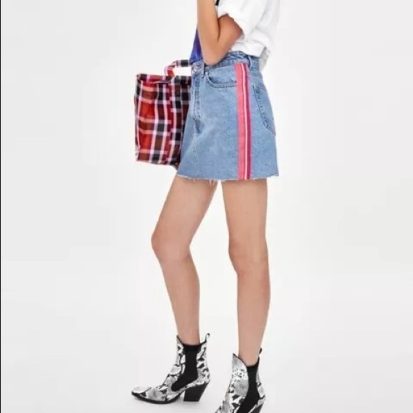 Zara Light Wash Denim Jean Mini Skirt Red Stripe - Picture 4 of 11